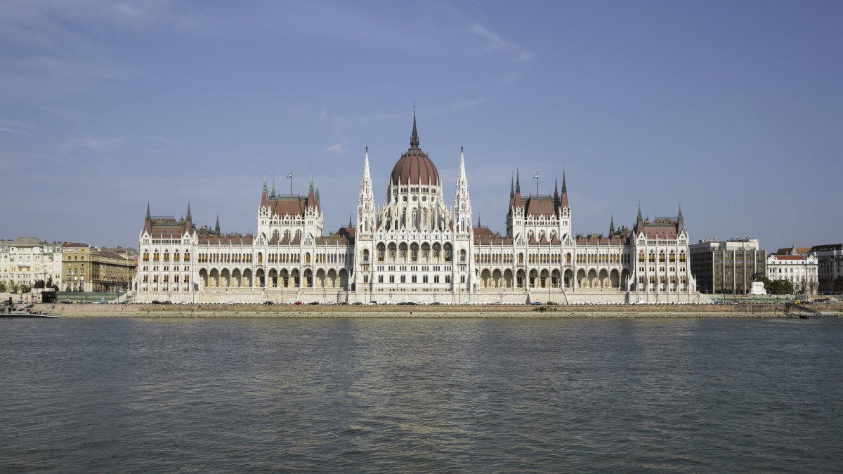 Maďarský parlament zavírá Orbánovi cestu zpět. Schválil osmiletý limit a vrací státu univerzitní nadace