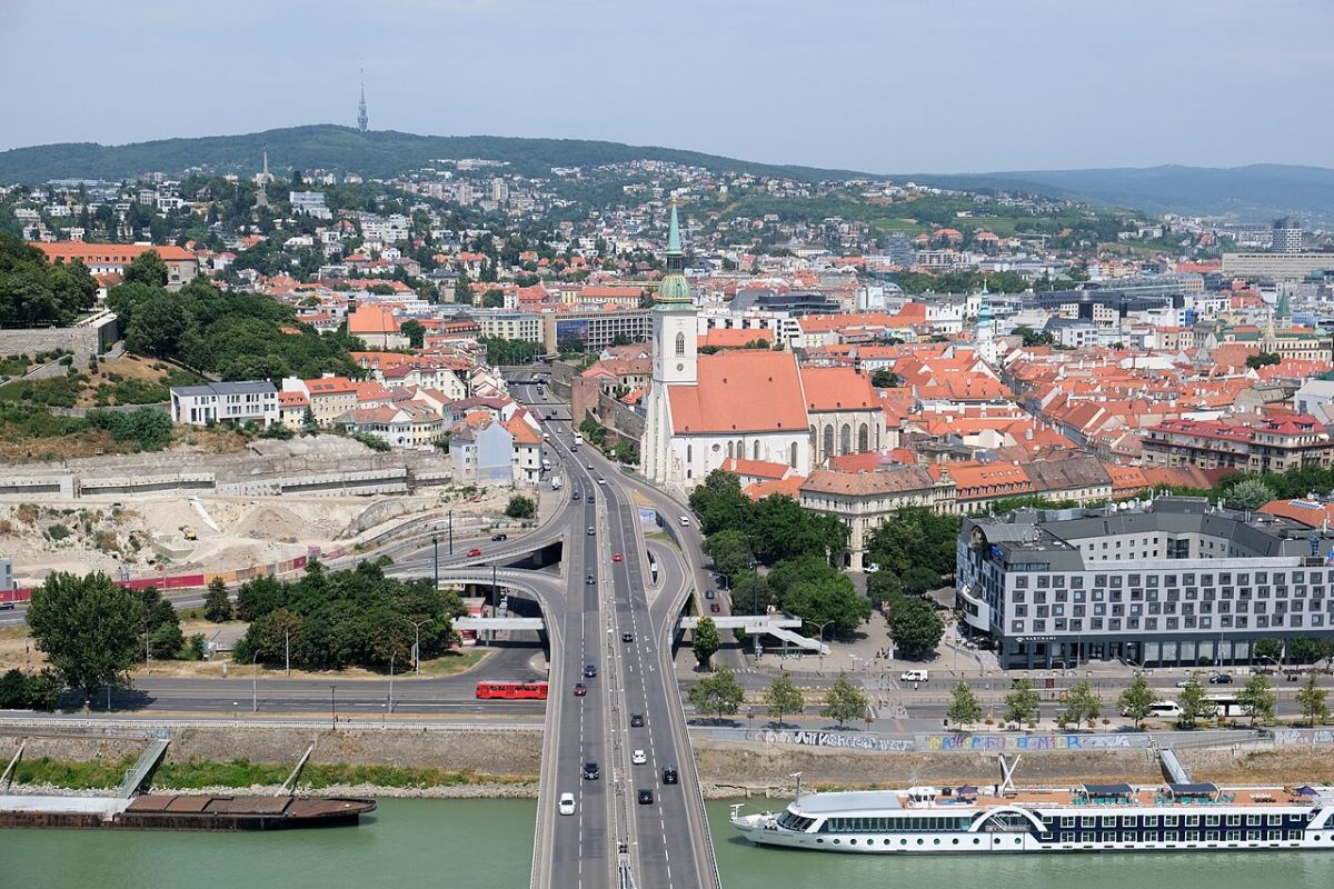 Tisíce ľudí bez vody v Maďarsku aj na Slovensku, Magyar vyzýva nepolievať. Vyschol Dunaj? Skôr sa prehrial