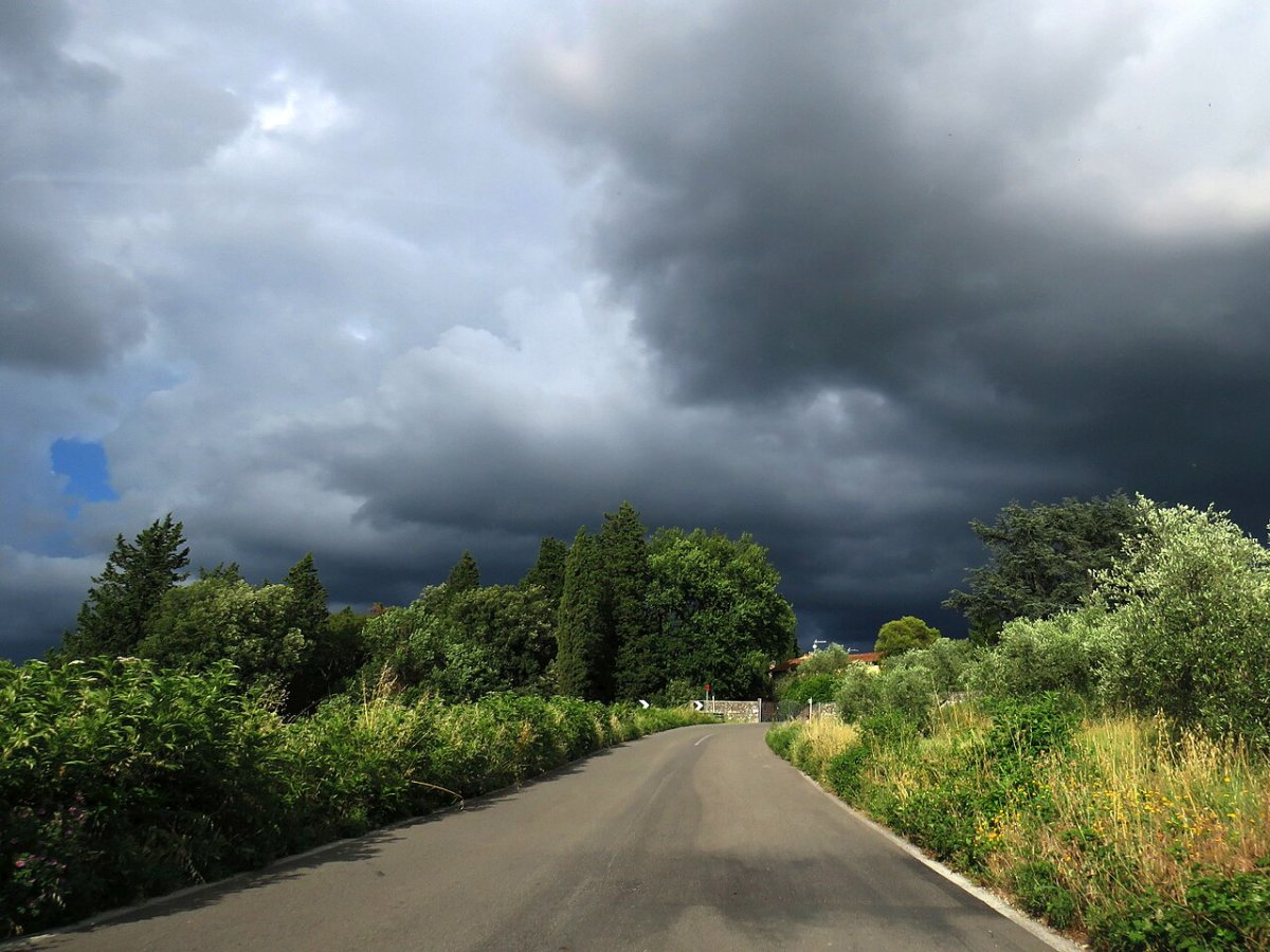 Lightning at a children's camp injured six people, including children. Supercells and giant hail swept across Czechia after the heat