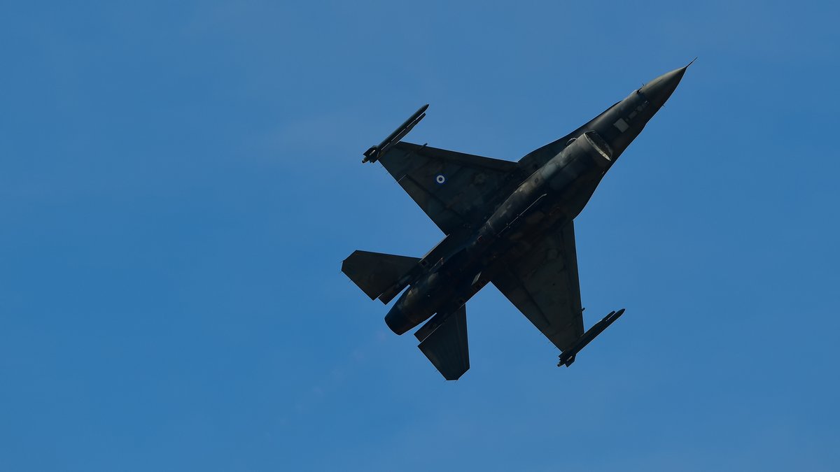 Burning Greek F-16 makes emergency landing on Zakynthos. Pilot escapes unharmed