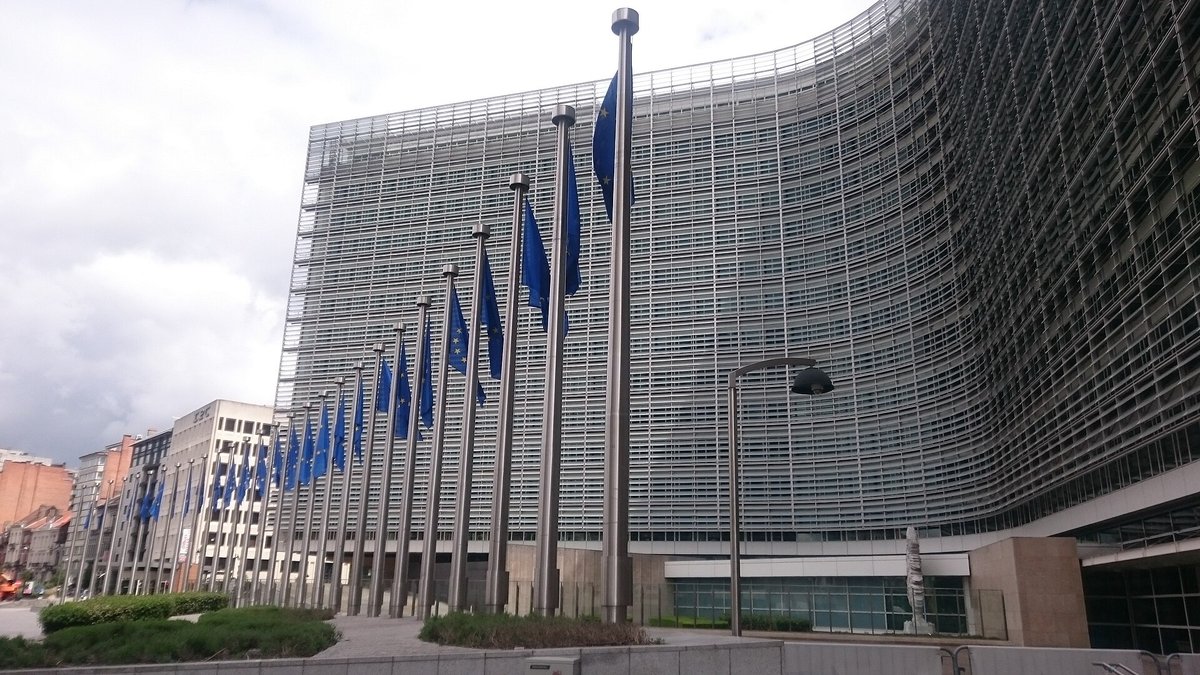 O čem píše Evropa: Zelenského exministr žádá volby, Francie povolila pomoc při umírání, Emiráty zastavily obchod s Íránem