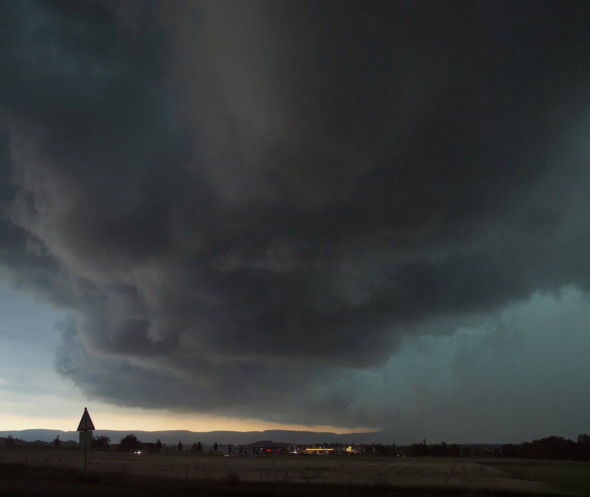 Bratislavou sa prehnala búrka s krúpami a výpadkami prúdu. Meteorológ hovorí o supercele, tri hodiny predtým zasiahla juh Viedne
