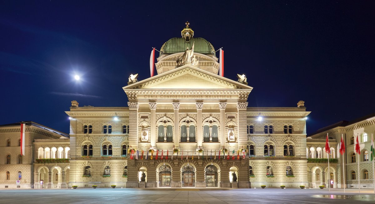 The Swiss will vote on banning their own sanctions. People with ties to Moscow are also taking part in the neutrality campaign