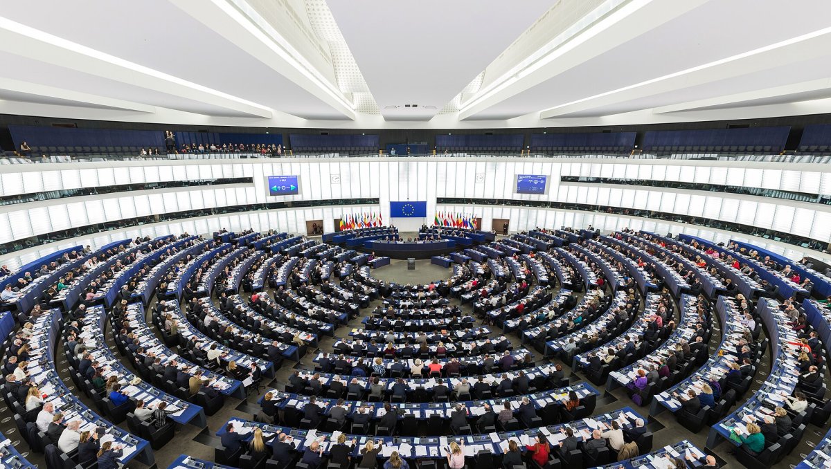 O čom píše Európa: Sankcie mieria na partnerov Iránu, tornádo spustošilo obec v Aude, rozviedky vidia Rusko za sabotážami zbrojoviek