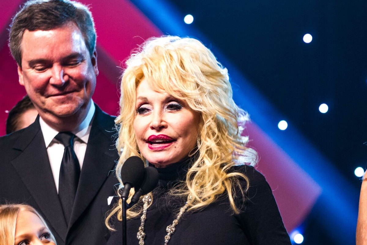 Zemřela Dolly Parton, bylo jí 80 let. Čtyři dny předtím mluvila o nemocech, na vlastní muzikál na Broadwayi si už nepočkala