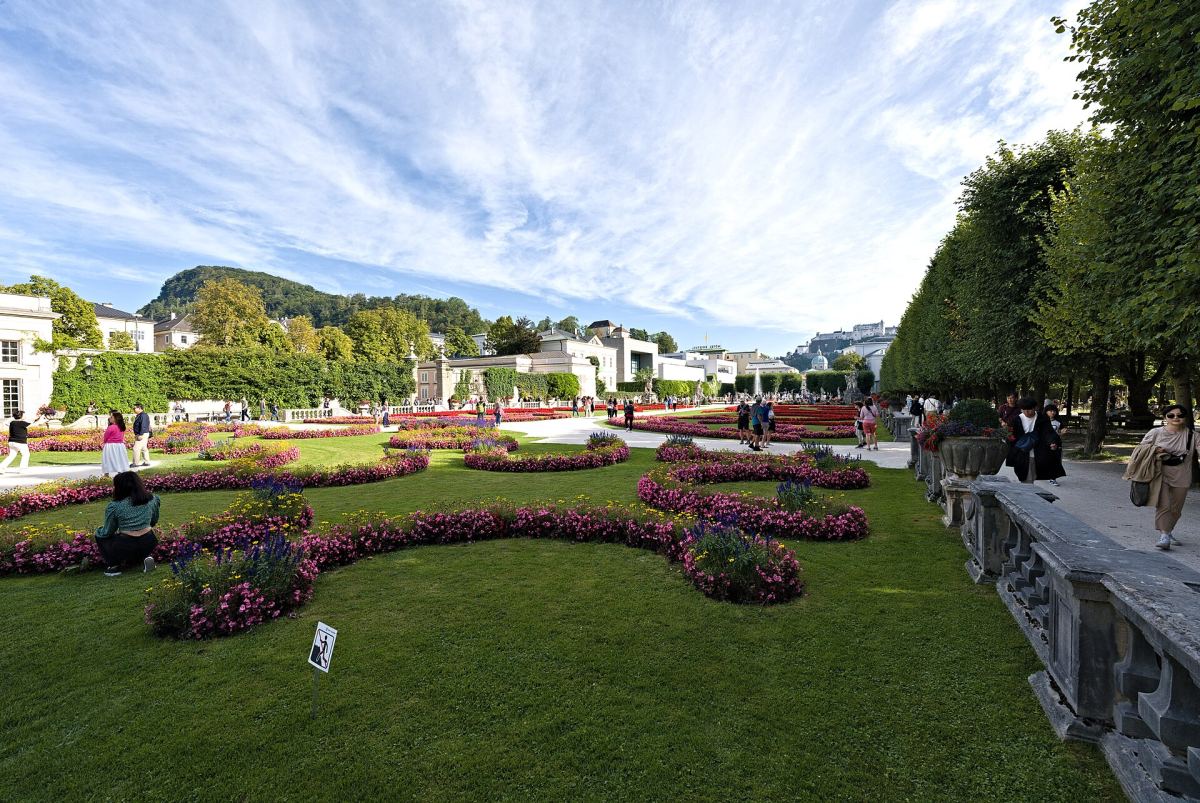 In Salzburg, 210 Golden Mozarts Disappeared. Artist Speaks of Organized Theft, Police Count Up to Two Hundred Perpetrators