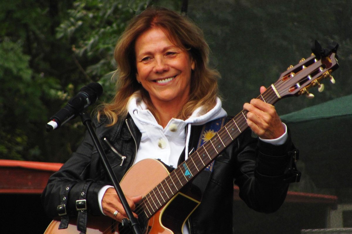Lenka Filipová performs in Slovakia for the first time after brain surgery. She sang part of the performance at Pezinok castle while seated