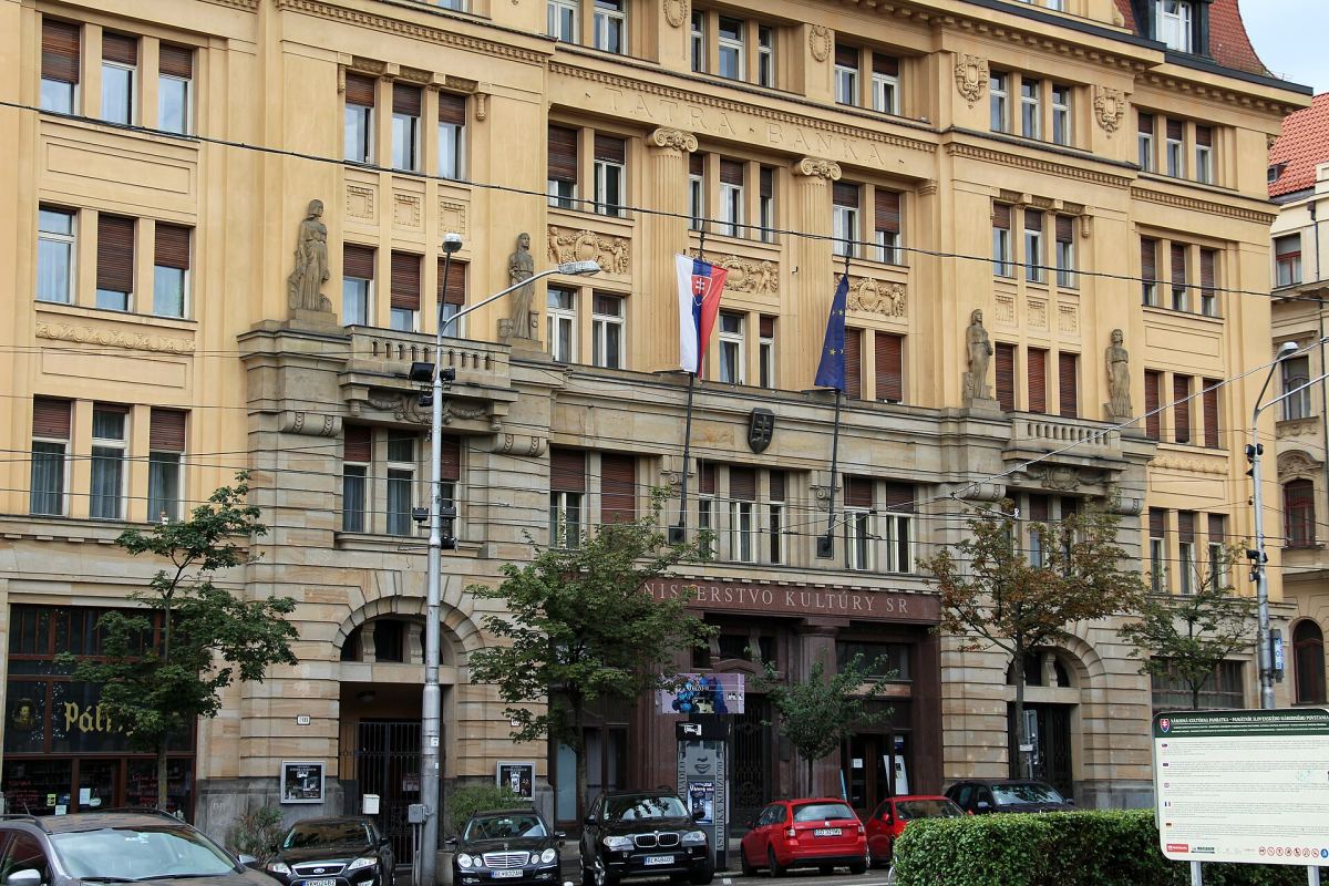 O čom píše Slovensko: Šimkovičová odvolala členov rady fondu päť dní pred voľbou jeho šéfa. Večer žiadala zrušiť aj celú výzvu