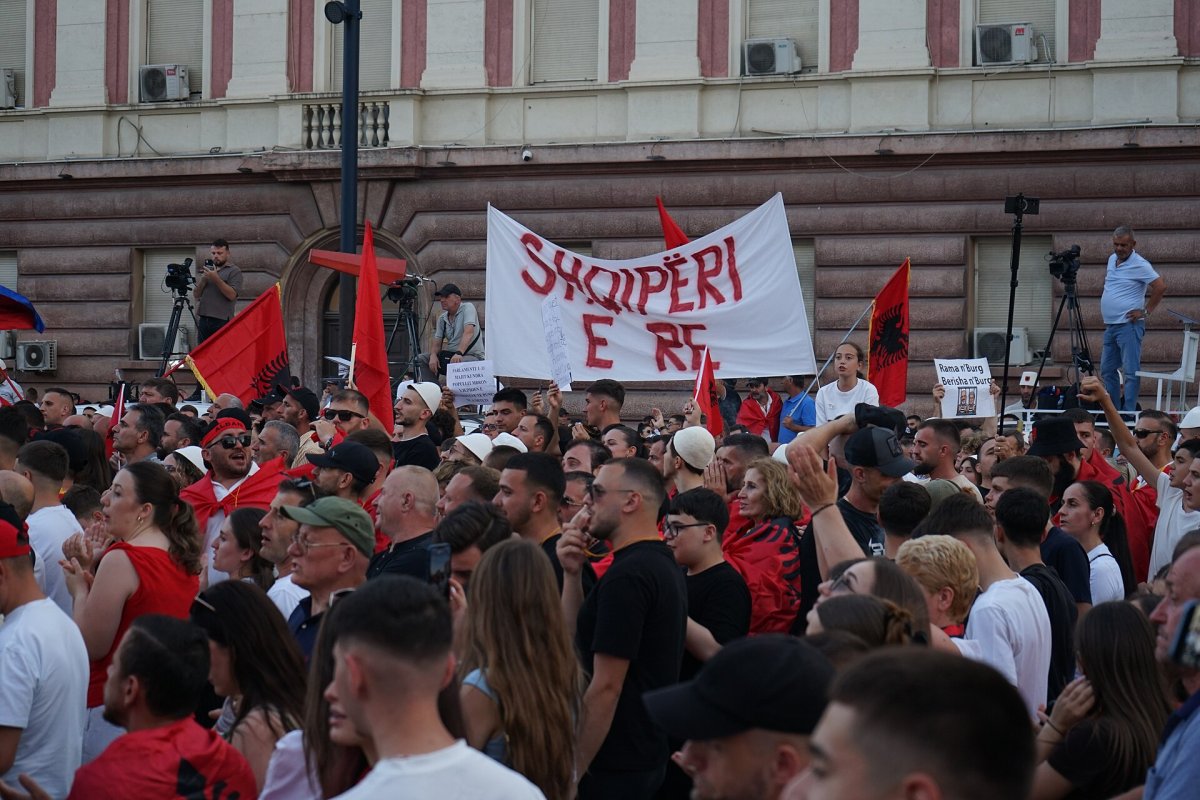 Albánské protestní účty mizely z Instagramu po nahlášeních. Aktivista tvrdí, že nahlašovatel dostal 1 800 dolarů