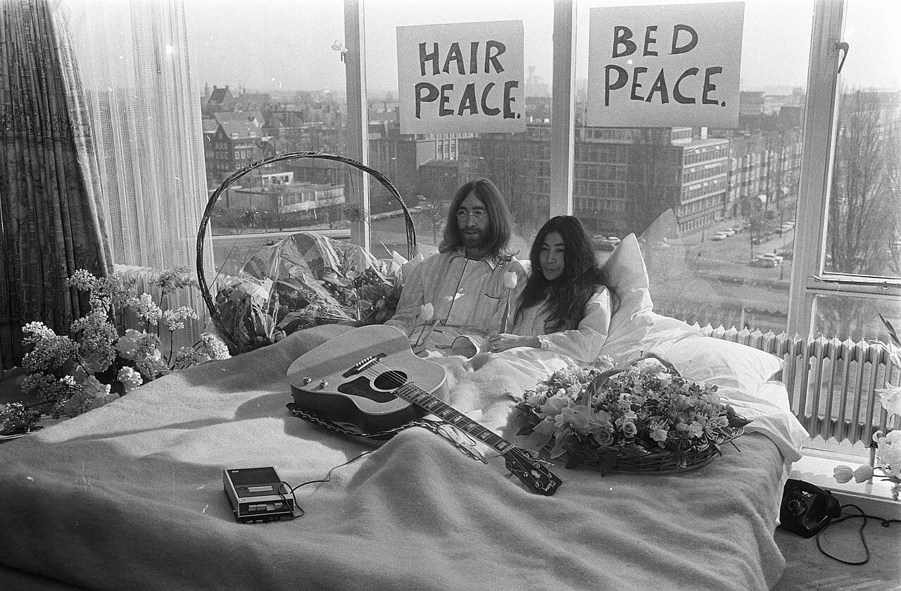 John Lennon by měl vnuka. Seanovi a Charlotte Kemp Muhl se narodil syn Aurelius