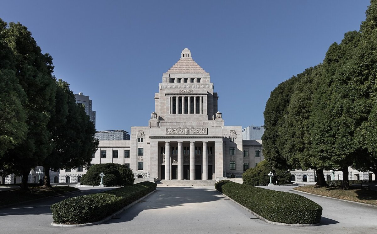 Japonská opozičná aliancia sa po ôsmich mesiacoch rozpadla. Vláda má dve tretiny v dolnej komore, na zmenu ústavy jej to nestačí