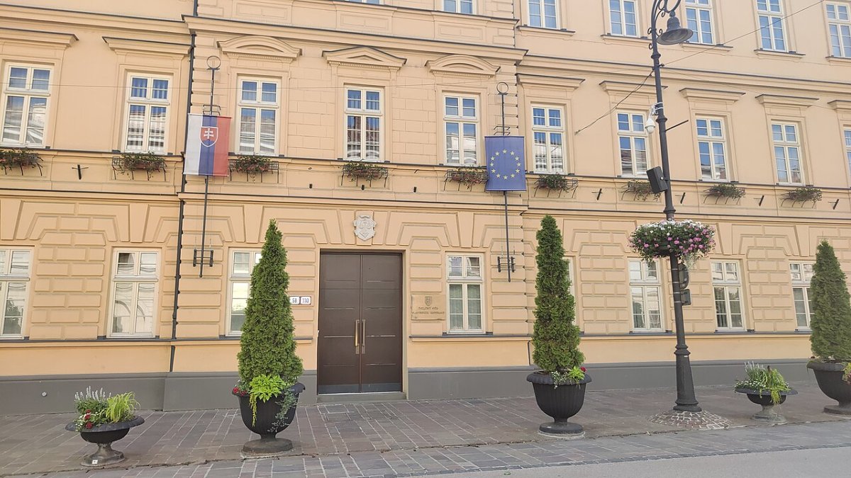 O čom píše Slovensko: Danko ponúkol Tarabovi kreslo, spor o hotel Bobrovník vrcholí. Fico hrozí rozpadom vlády