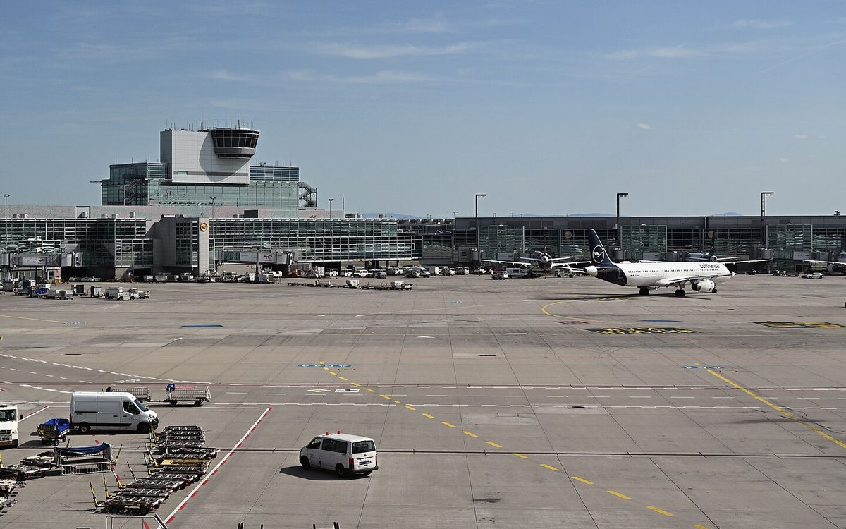 Dvaja obyvatelia štvrte pri letisku Frankfurt majú maláriu. Úrad predpokladá, že komár k nim doletel z letiska