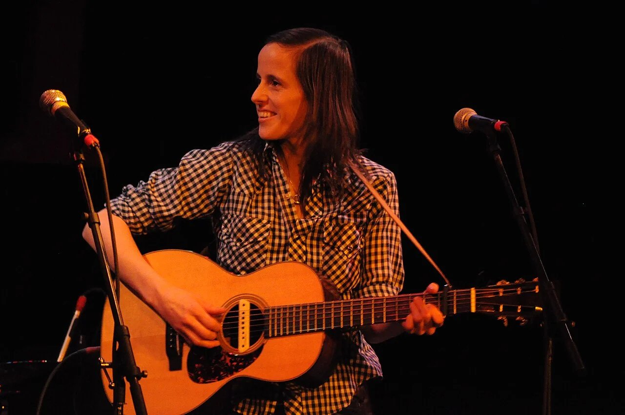 Sera Cahoone sa vracia na Sub Pop albumom I've Missed You All These Years