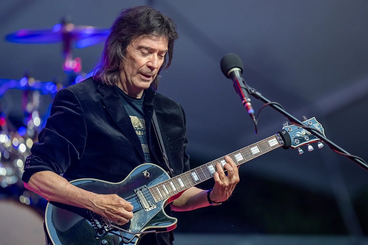 Gitaristi Genesis a Marillion nahrali spoločný album. Steve Hackett a Steve Rothery vydali The Roaring Waves