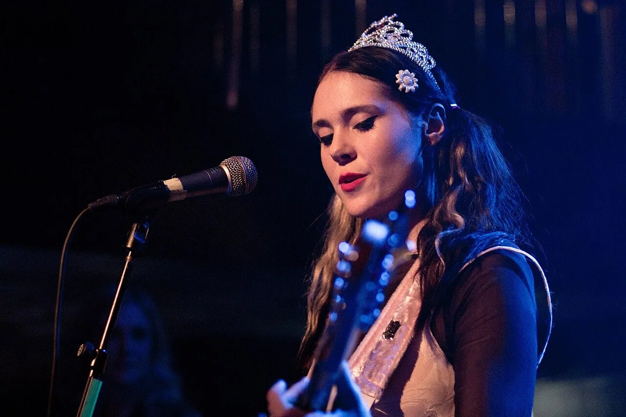 Kate Nash ohlásila album Cailín venovaný írskym koreňom. Singel Spilt Milk je o práve rozhodovať o vlastnom tele