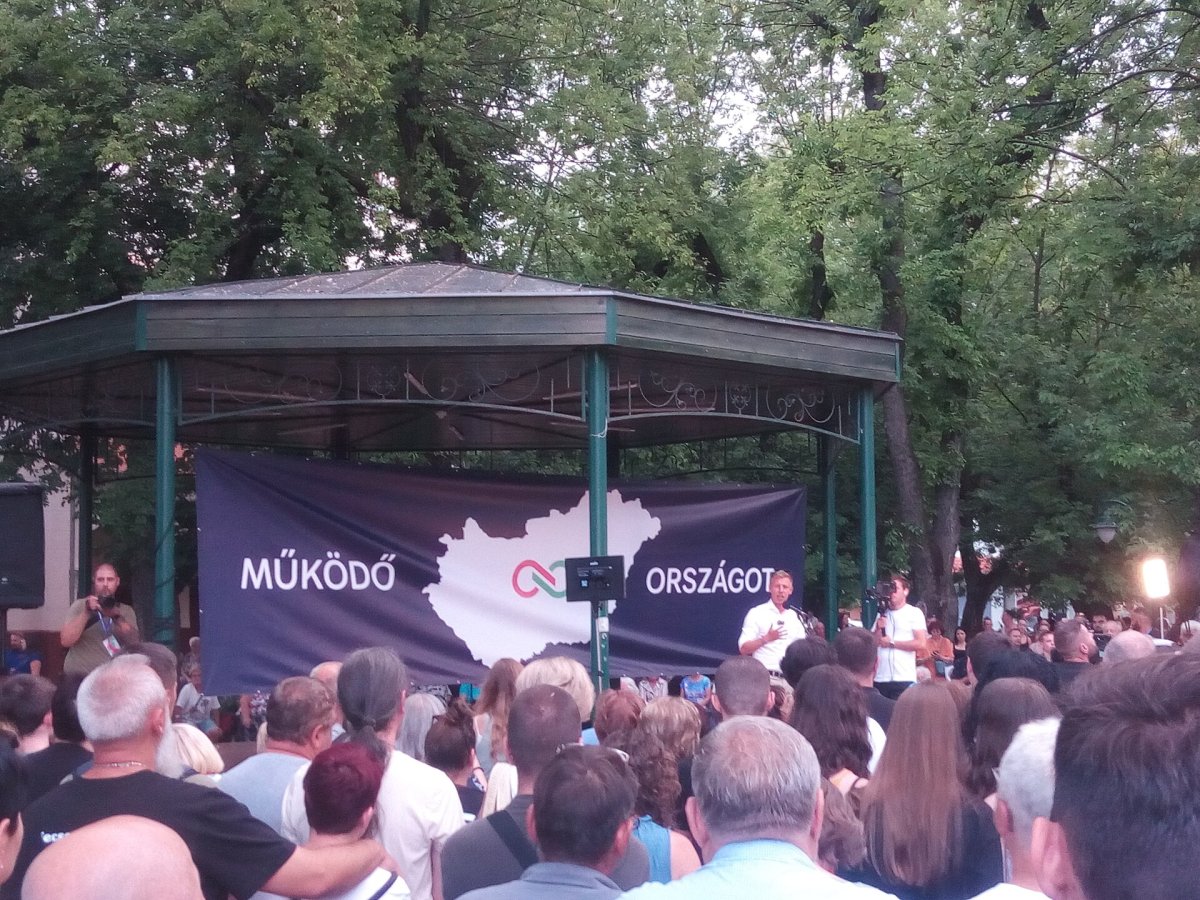Maďarského premiéra polial vínom muž na vinobraní. Od utorka je to tretí prípad, predtým v televízii zaznela výzva na odstreľovača