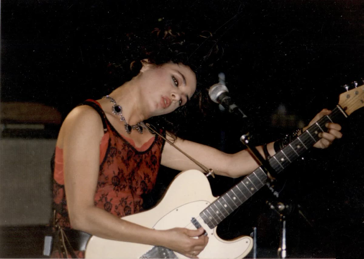 Susanna Hoffs si štyridsať rokov zapisovala mená do zošita. Teraz z toho spravila album