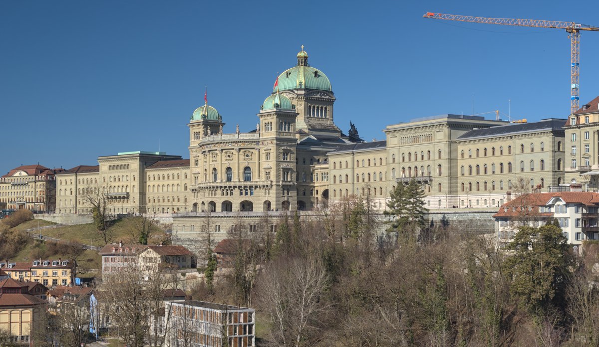 Švajčiari hlasujú 27. septembra o zákaze vlastných sankcií. Blocherova iniciatíva stráca podporu aj medzi voličmi jeho strany