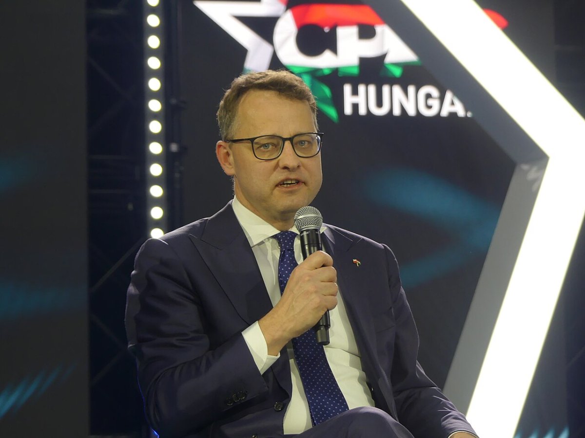 Maďarská polícia prehľadala firmu think-tanku blízkeho Fideszu. Vyšetruje odmeny hľadaného cudzinca, Fidesz menuje Romanowského