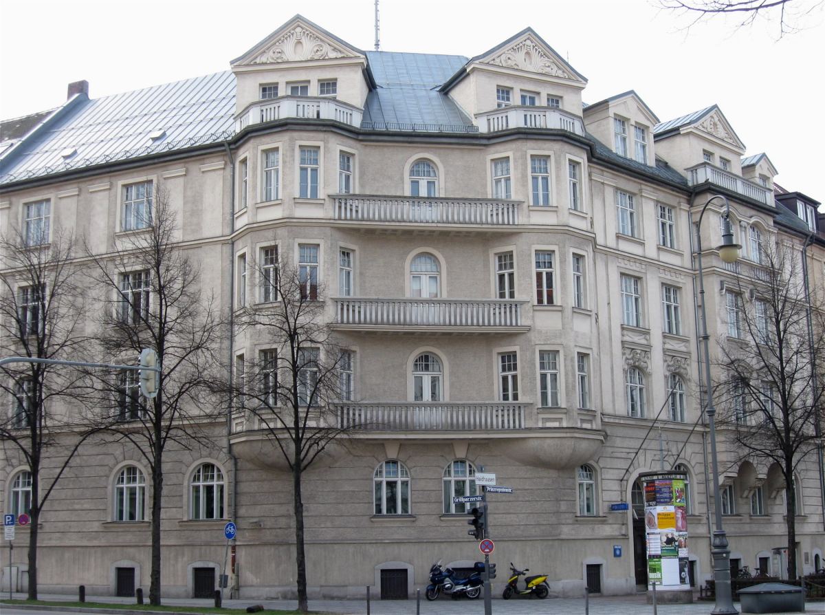 Bádateľov nález oslabuje Hitlerovo alibi, vraždu nedokazuje. Tri dokumenty z mníchovských archívov kladú nájdenie tela Geli Raubalovej o deň skôr