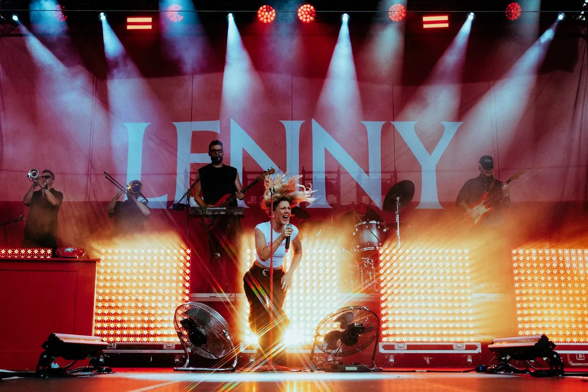 Lenny vydala rockový album Good Omens vo vlastnom vydavateľstve. Hosťuje Annabelle aj The Atavists