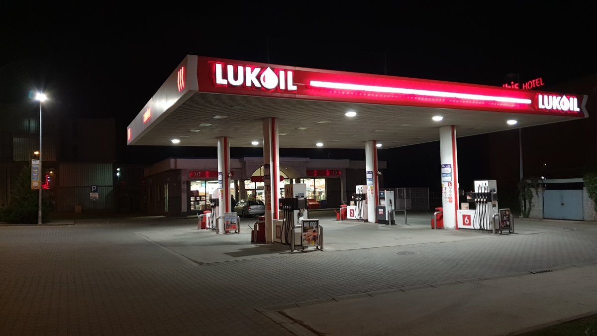 Putin ponúkol Trumpovým emisárom predaj zahraničného Lukoilu, píše NYT. Kupujúce konzorcium má väzby na partnerov Kushnera a Witkoffa