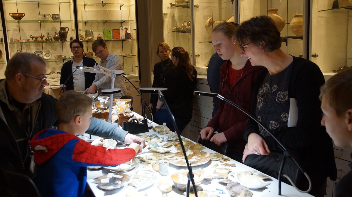Amsterdamské múzeum vrátilo Sicílii antickú vázu, lúpež odhalila svadobná fotka z roku 1976