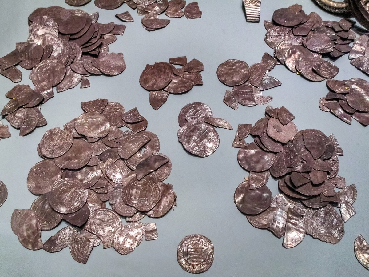 Švédsky súd odsúdil dvoch mužov za utajený vikingský poklad, tretieho obvineného z predaja oslobodil