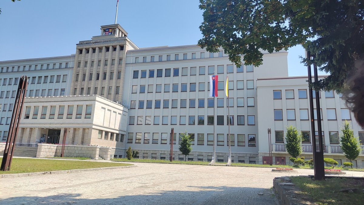 O čom píše Slovensko: Všetkých osem županov obhájilo, Mazurek prehral napriek stotisíc hlasom. Smer nemá primátora v žiadnom krajskom meste