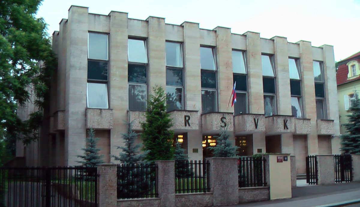 Zápalné láhve na Ruský dům v Praze: policie vyšetřuje útok, Moskva mluví o opakovaných incidentech