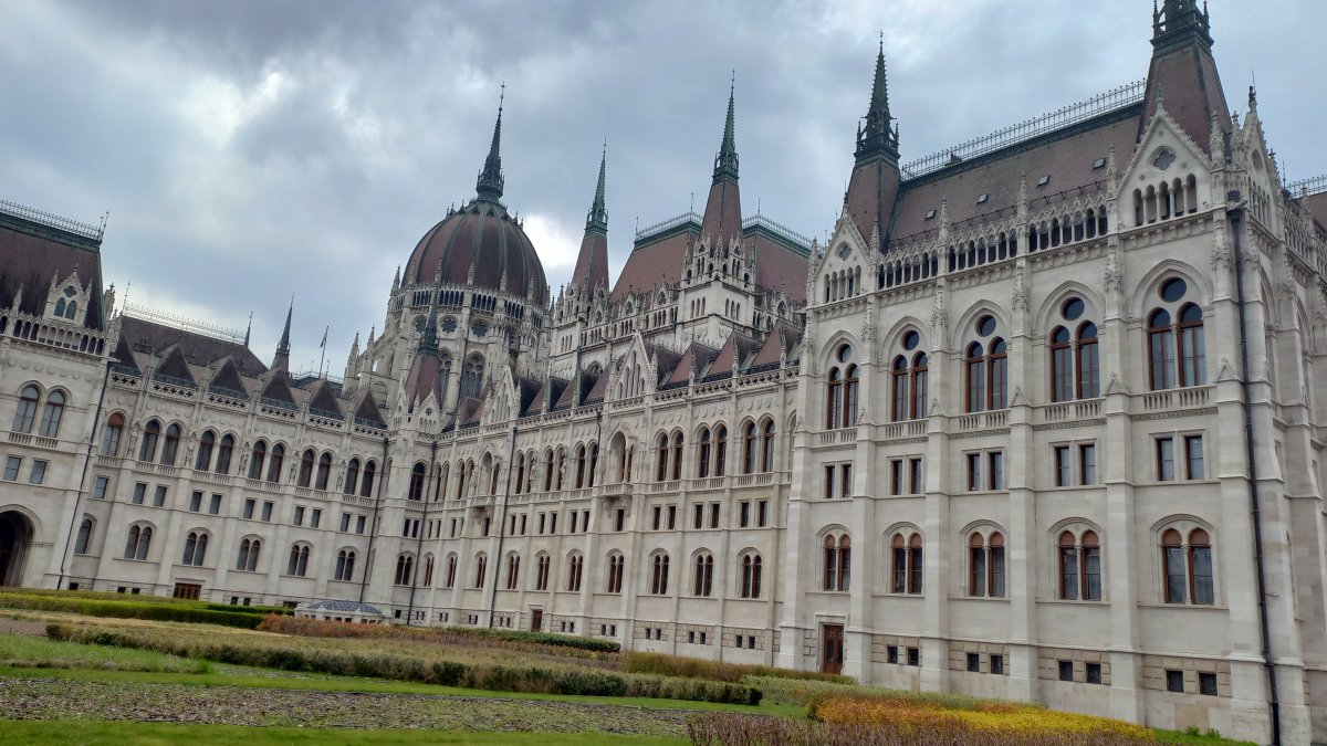 Maďarsko 21.4. — Magyar Péter přepisuje krajinu: Nový parlament 9. května, Fidesz v rozpadu, skandály naplno