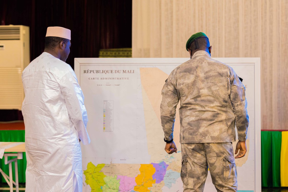Mali, piaty deň ofenzívy: JNIM blokuje cesty do Bamaka a vyzýva na pád junty. Goïta sa po dňoch ticha ukázal po boku ruského veľvyslanca