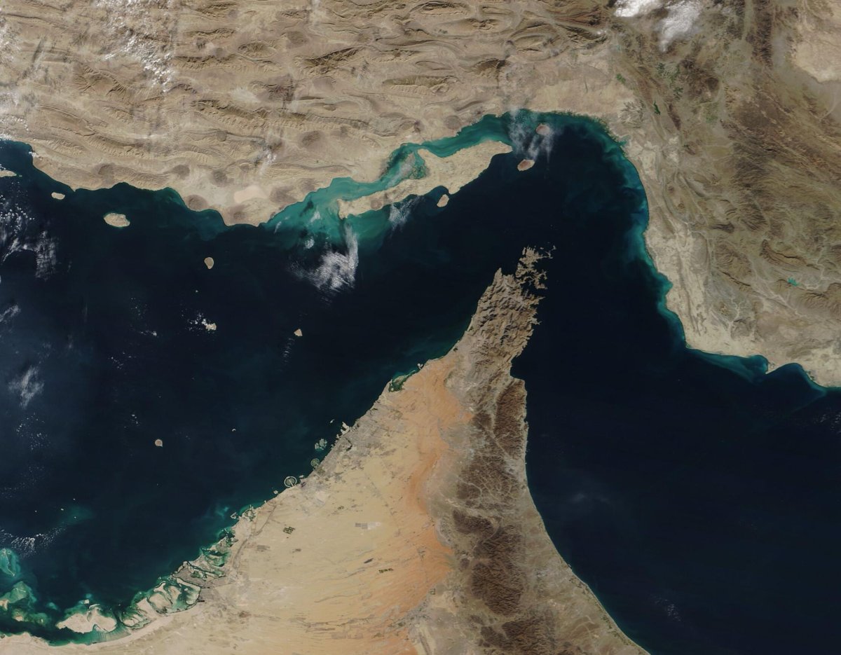 Trump opäť odložil úder na Irán, armádu nechal v pohotovosti. Le Monde: Hormuz sa mení na trvalý režim, nielen blokádu
