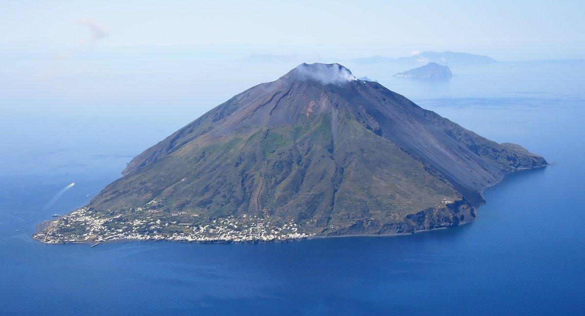 Karabiniéři přerušili oslavu Micka Jaggera krátce před půlnocí. Na Stromboli platí ve středu zákaz hudby