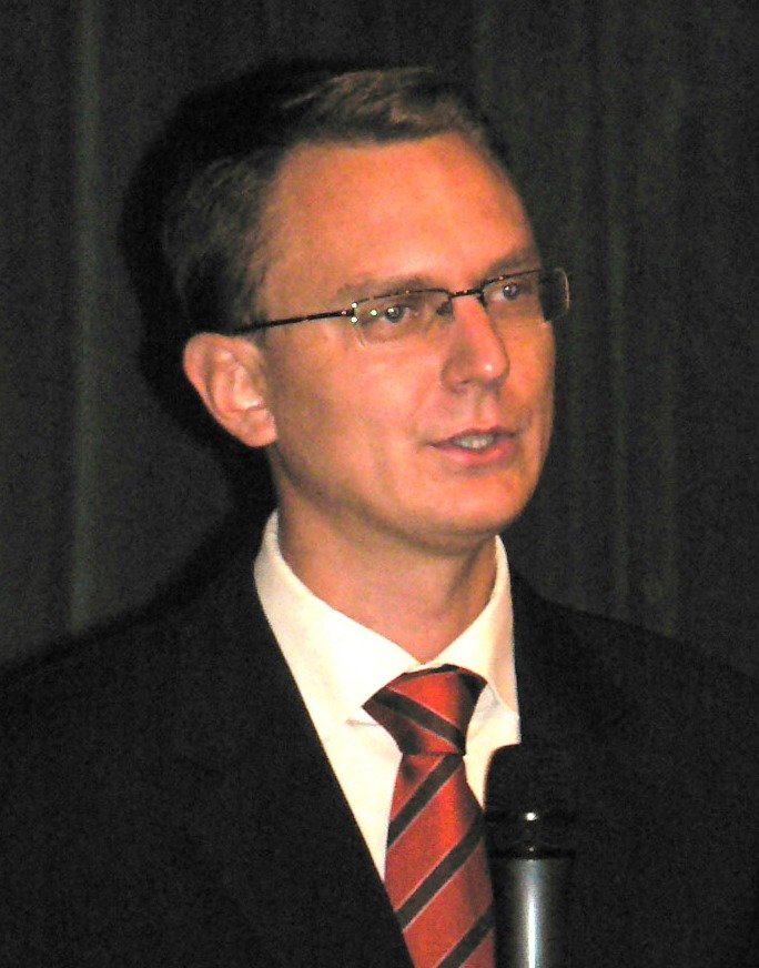 Péter Magyar vystúpil v parlamentnej diskusii s kritikou Fideszu