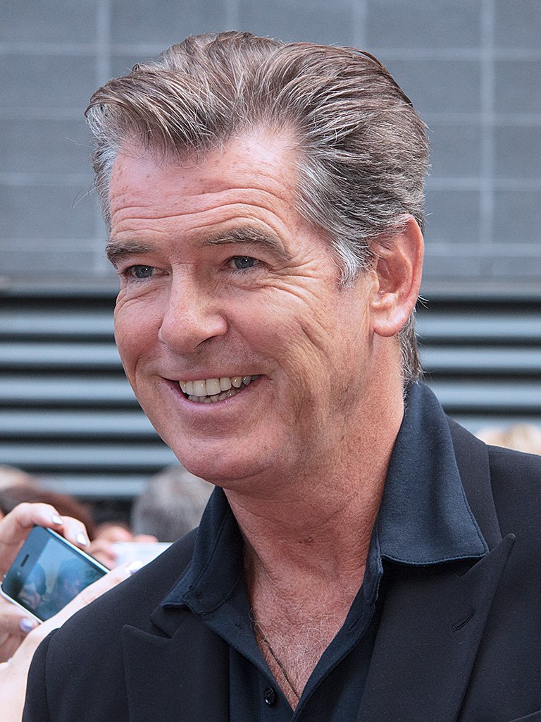Pierce Brosnan odhaľuje temnú stránku v seriáli MobLand