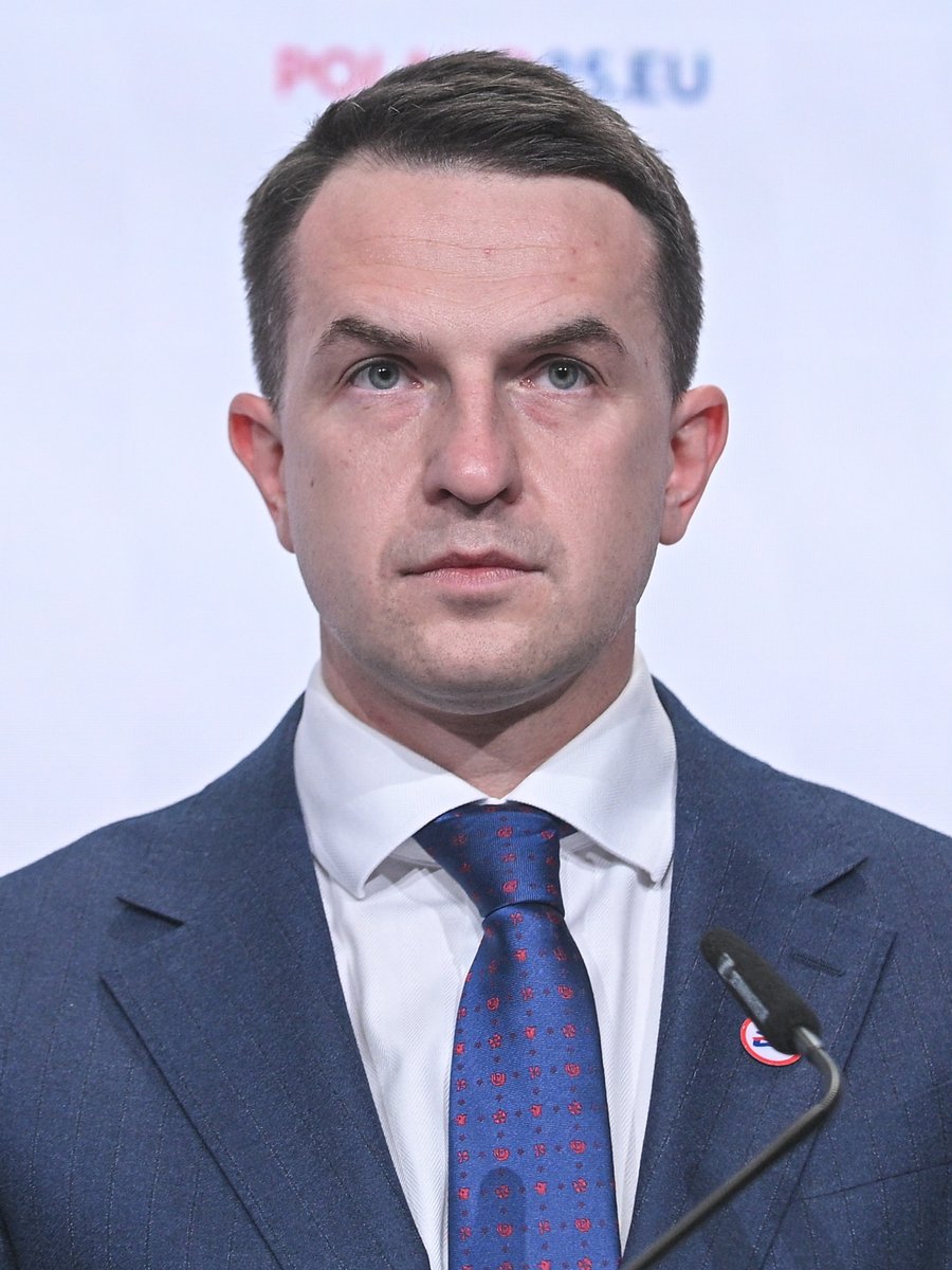 Tusk po útoku pri Varšave žiada policajné návštevy škôl