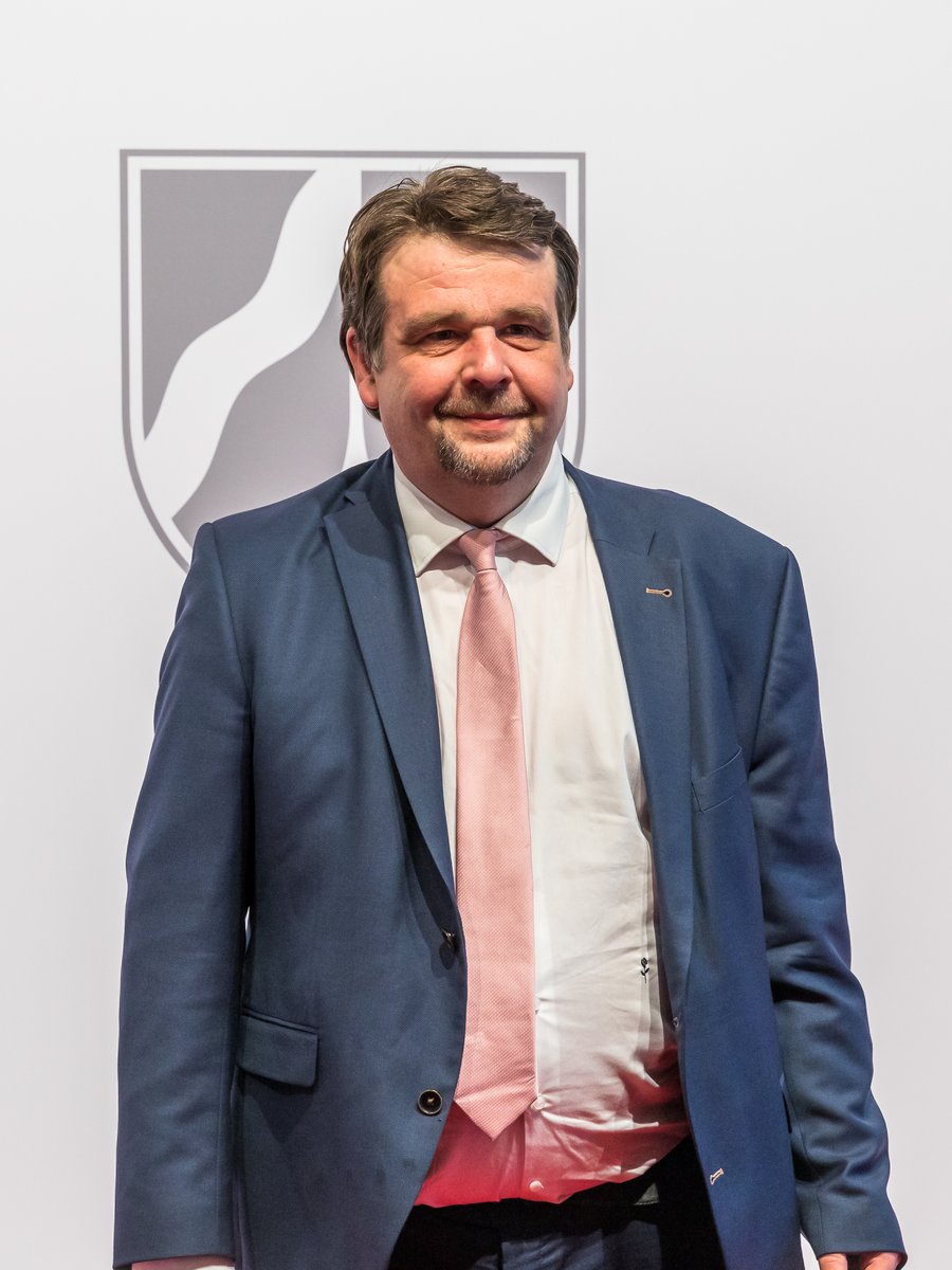 Spor o hlasy CDU po voľbe Rauscha pokračuje, BMW stiahlo ponuku