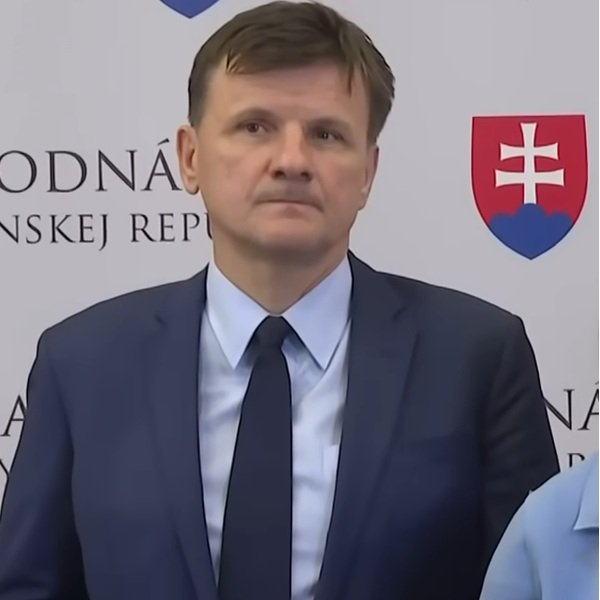 Hlina sa ospravedlnil za krik, svoje obvinenia však neodvolal