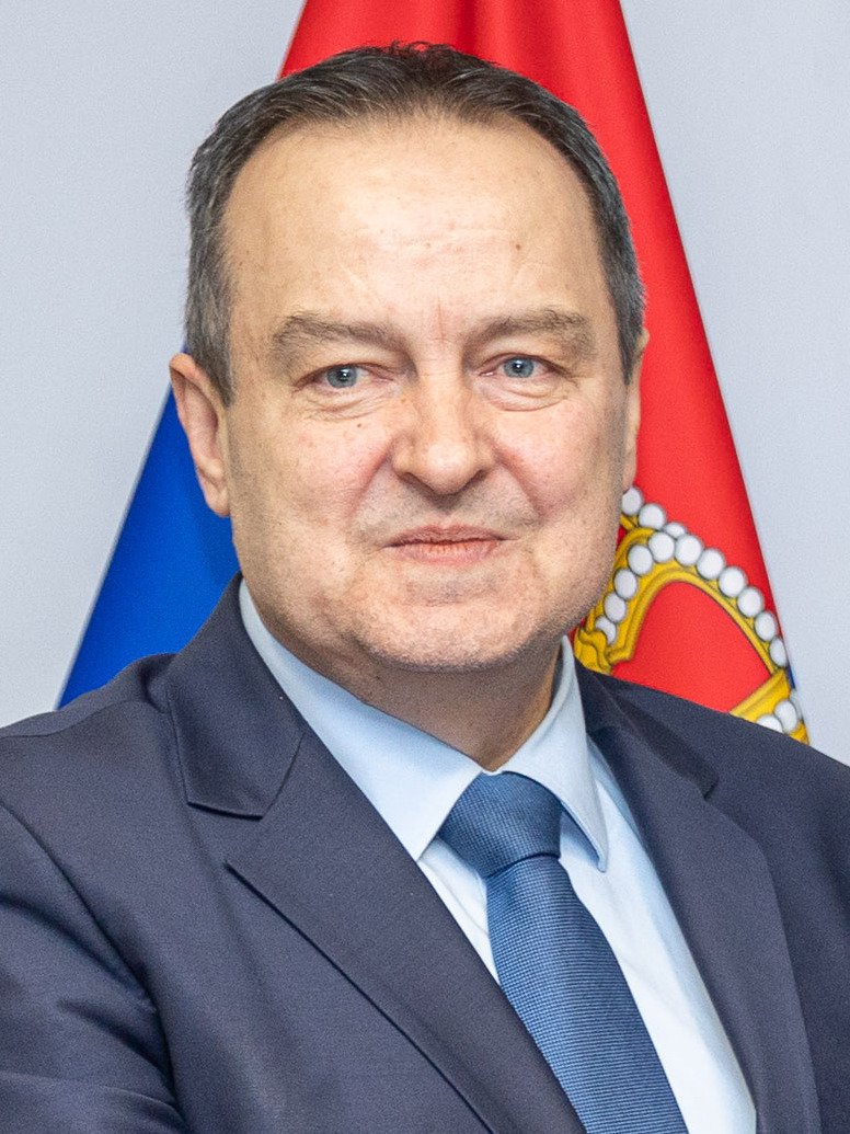 Útočník s nožmi napadol policajta pri izraelskom veľvyslanectve v Belehrade